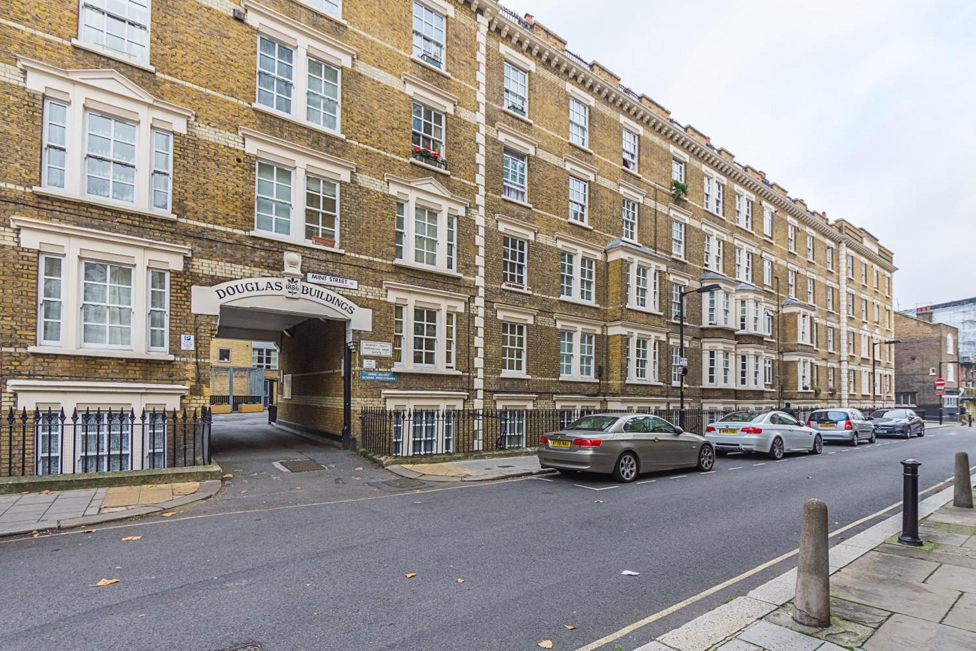 Bridge Compact Apartment, Sleeps 3 , Tube 3 Mins Walk , Zone 1 , Weekly Offers Apartment *