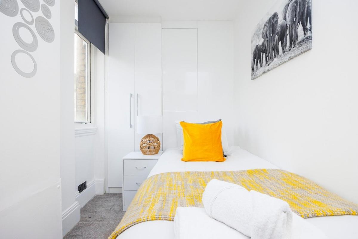 Apartment Bridge Compact Apartment, Sleeps 3 , Tube 3 Mins Walk , Zone 1 , Weekly Offers