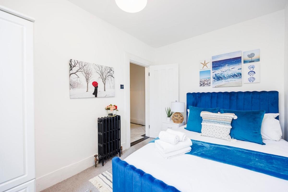 Bridge Compact Apartment, Sleeps 3 , Tube 3 Mins Walk , Zone 1 , Weekly Offers Apartment London