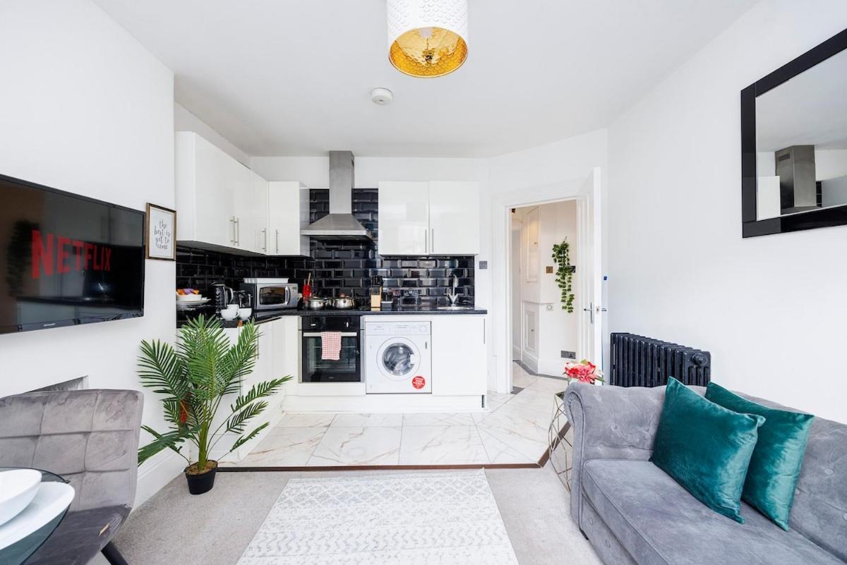 Apartment Bridge Compact Apartment, Sleeps 3 , Tube 3 Mins Walk , Zone 1 , Weekly Offers *